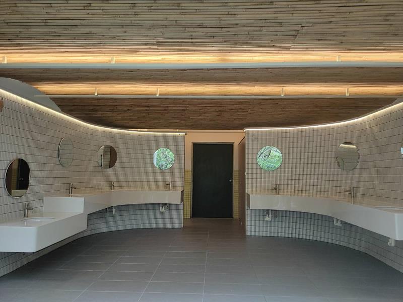 原遊客服務中心一樓公廁，將以「迎竹軒」之新面貌呈現-圓弧造型洗手台